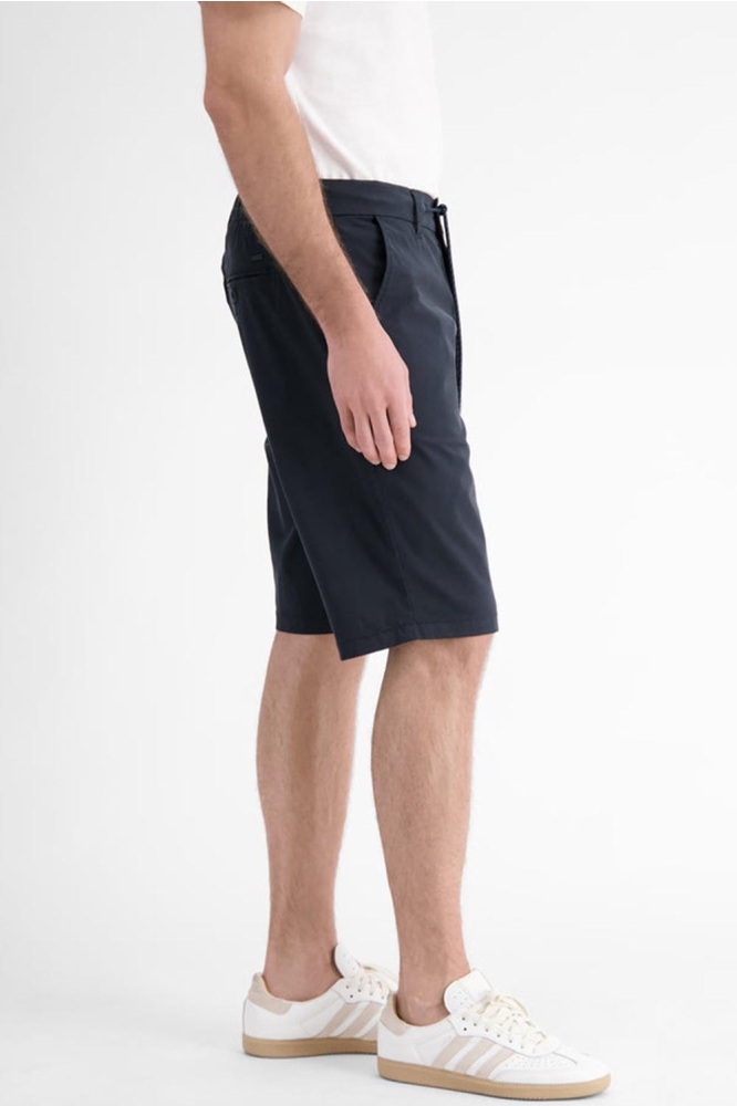 CHINO BERMUDA ULTRALICHT EN SNELDROGEND 2559230 491 BLUE NIGHT